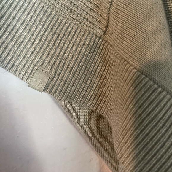 Lululemon Sage green long sleeve - Picture 4 of 5